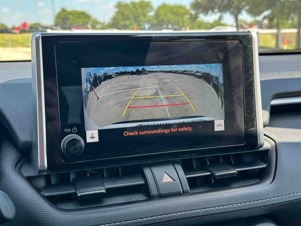 2025 Toyota RAV4 XLE - Photo 31