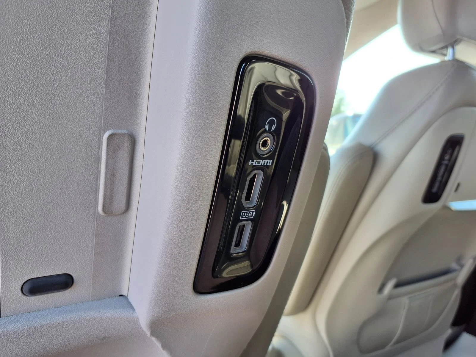 Used 2021 Luxury White Pearlcoat Chrysler Touring L image 25