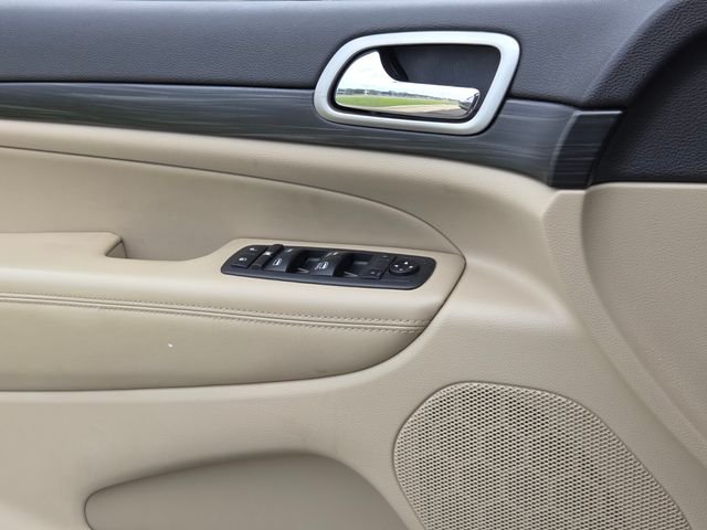 Used 2019 Red Jeep Laredo E image 25
