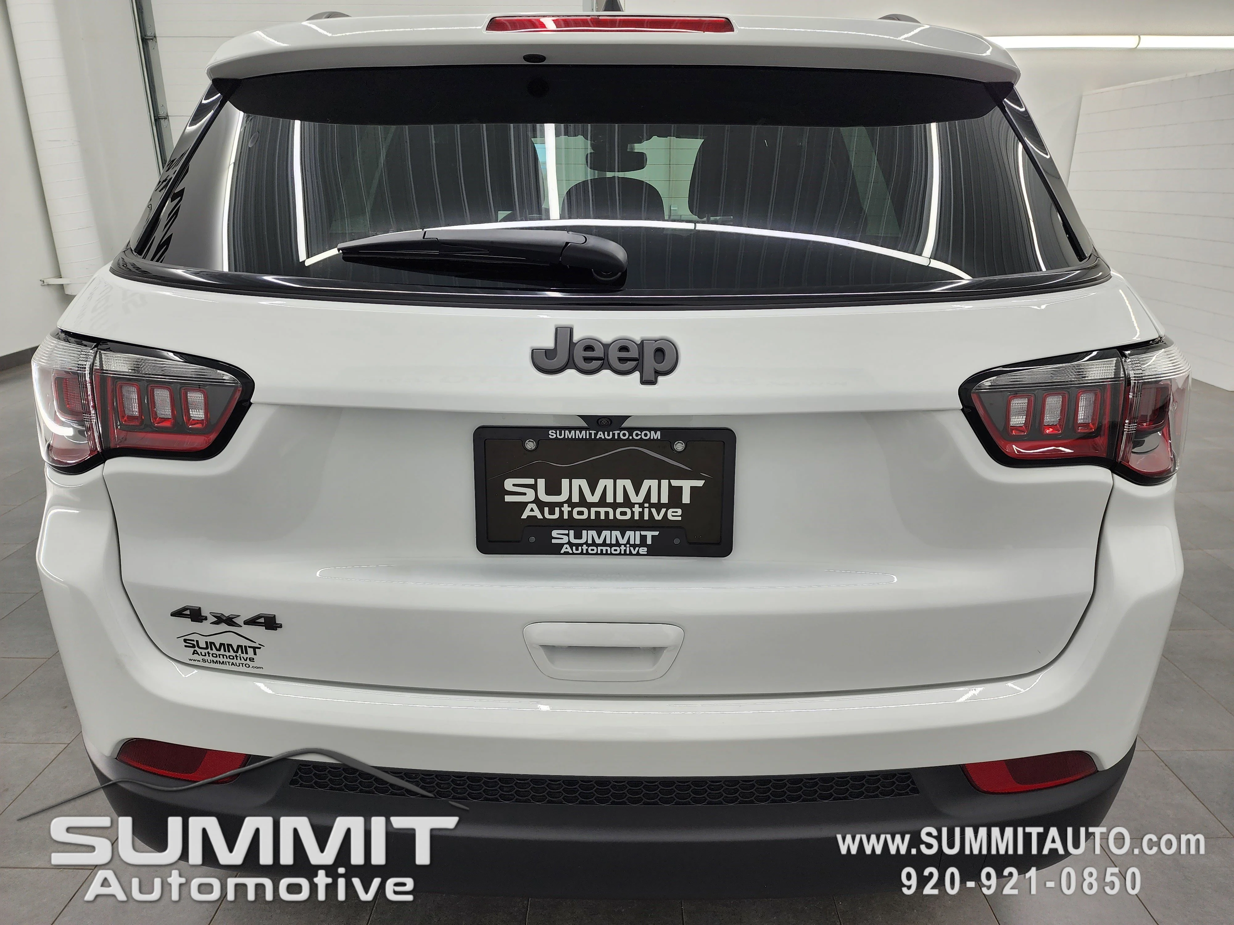New 2026 Bright White Clearcoat Jeep Latitude image 29