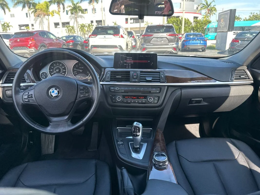 Used 2014  BMW xDrive image 27