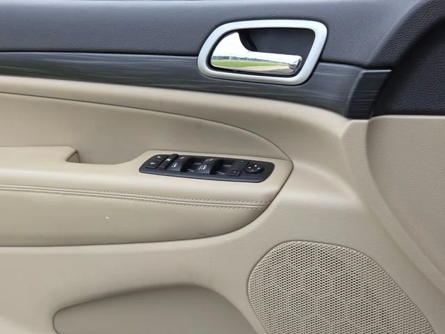 Used 2019 Red Jeep Laredo E image 25