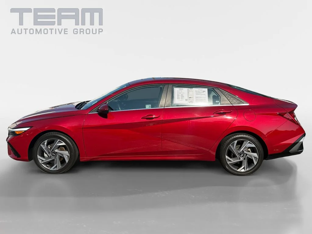 Used 2025 Red Hyundai SEL Convenience image 4