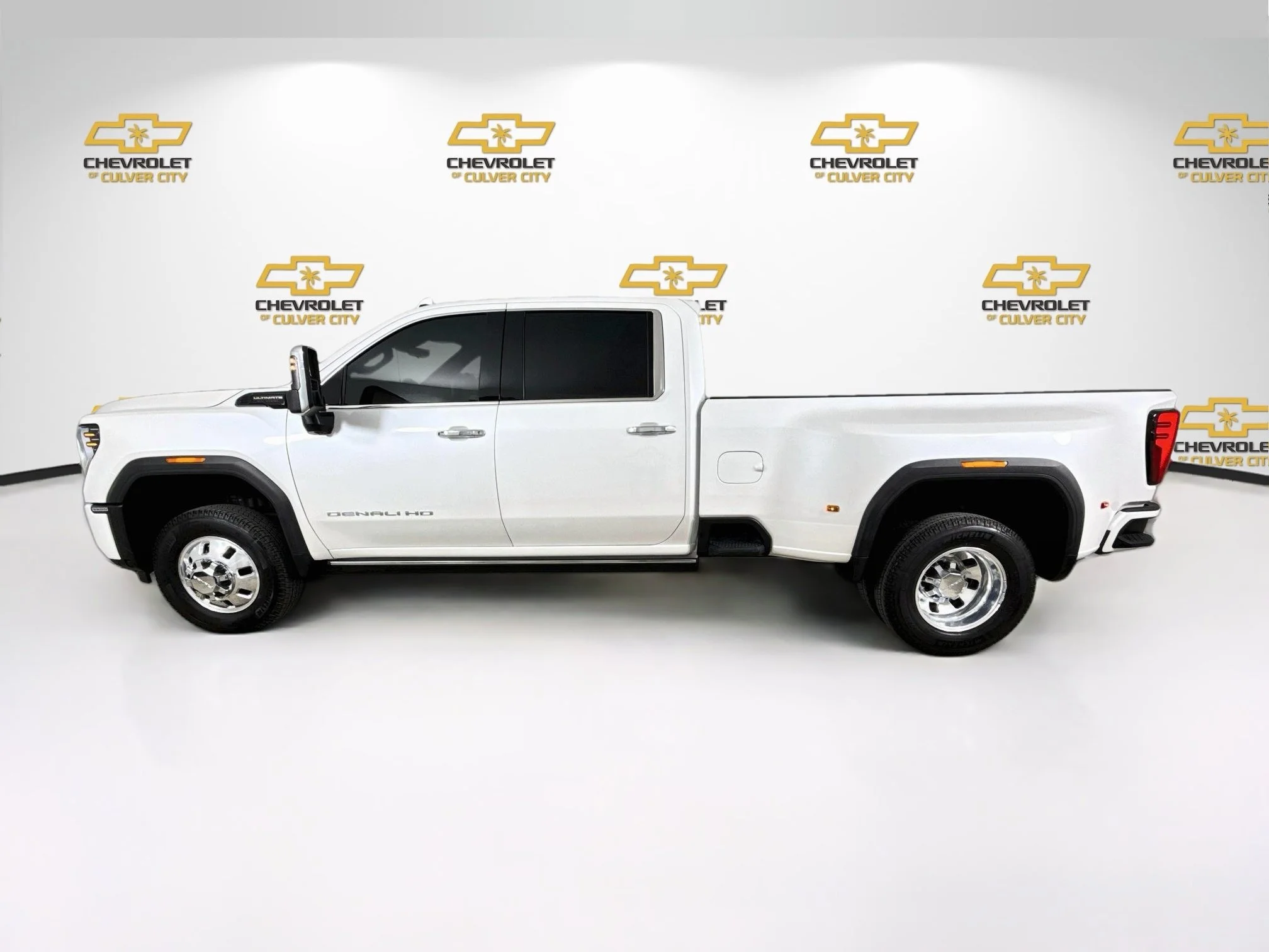 Used 2024 White Frost Tricoat GMC Denali Ultimate DRW image 5