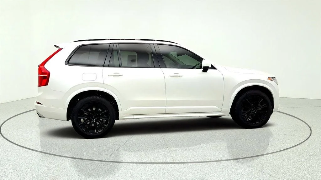 Used 2021 Crystal White Metallic Volvo T6 AWD Momentum 7-Seater w/ 20’’  5-Multi Spoke Alloy Wheels image 4