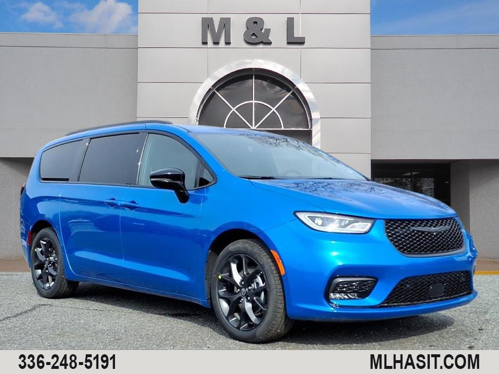 2026 Chrysler Pacifica Select's photo