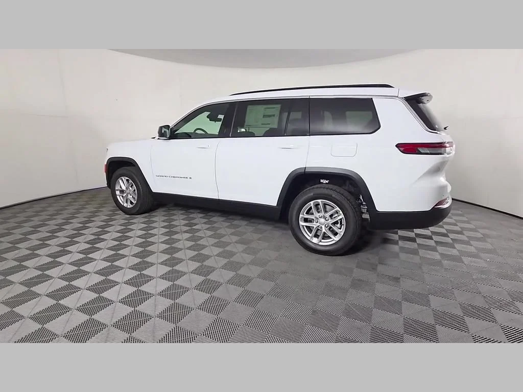 New 2026 Bright White Clear-Coat Exterior Paint Jeep Laredo X image 32