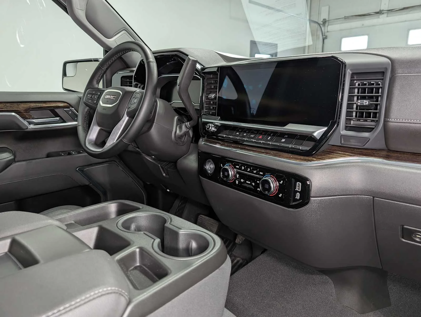 Used 2024 Onyx Black GMC Elevation image 39