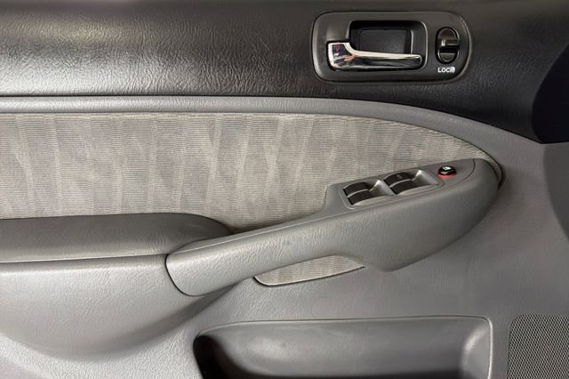 Used 2005 Magnesium Metallic Honda LX image 15