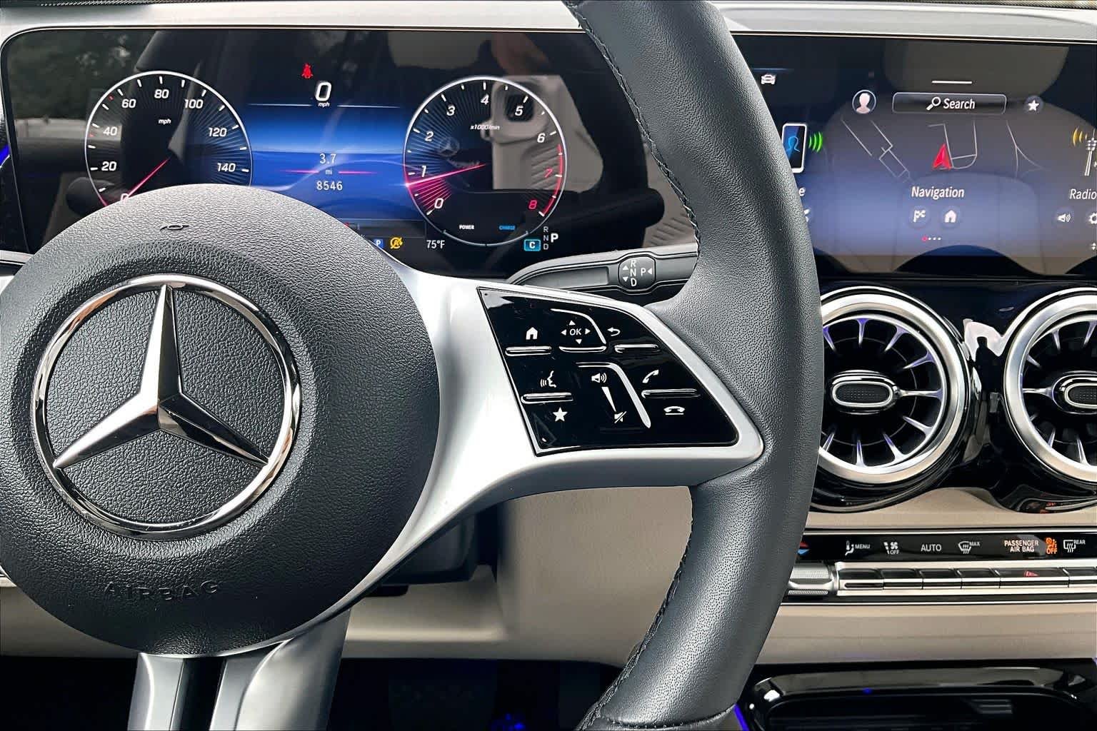 Certified Used 2025 Polar White Mercedes-Benz GLB 250 image 25