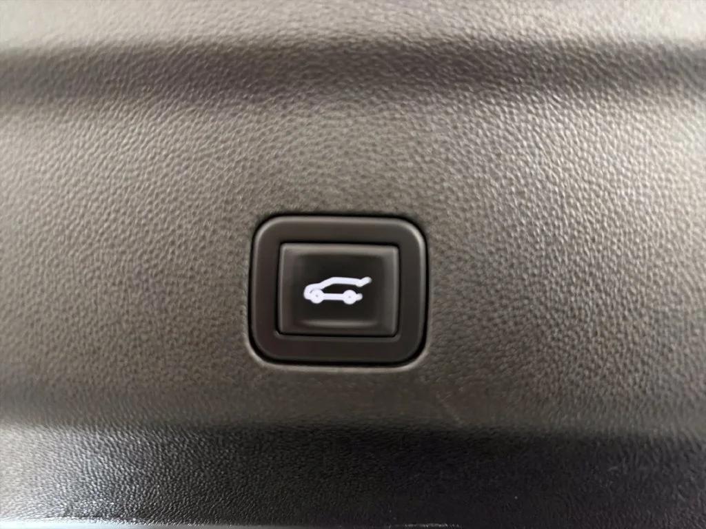Used 2025 White Chevrolet LT image 10