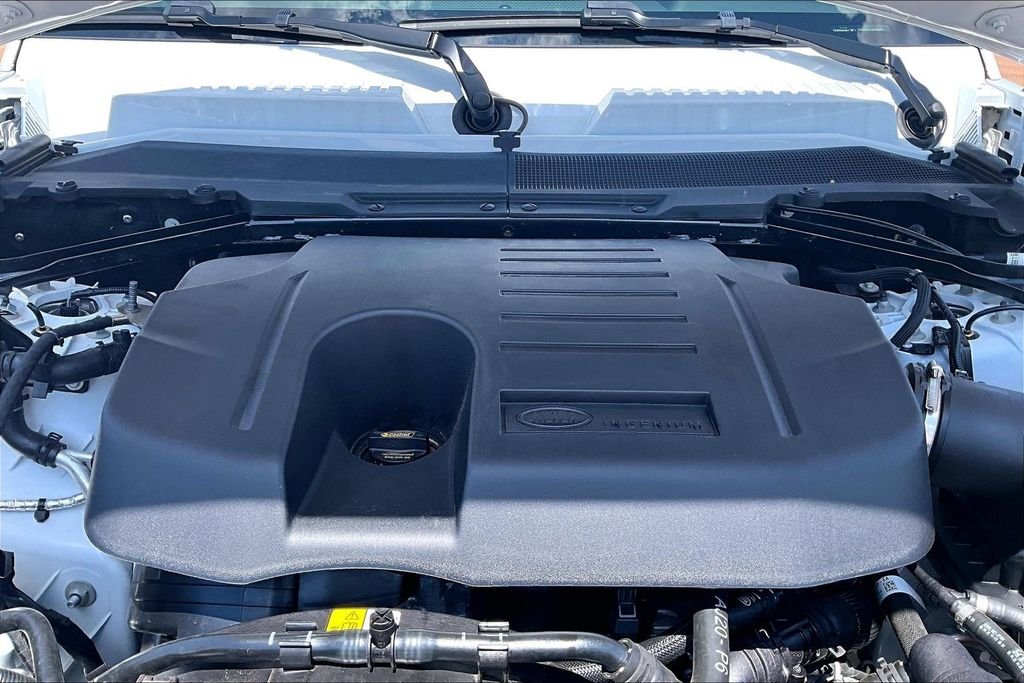 Used 2025 Fuji White Land Rover X-Dynamic SE image 9