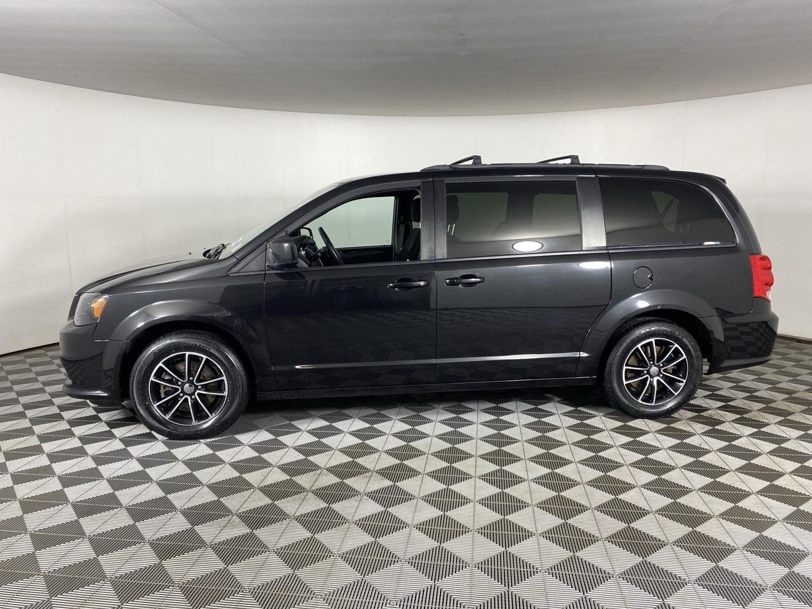 Used 2018 Black Onyx Crystal Pearlcoat Dodge SE Plus image 4