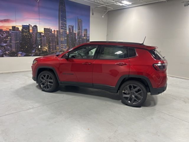 New 2026 Red Hot Pearl-Coat Exterior Paint Jeep Latitude image 4