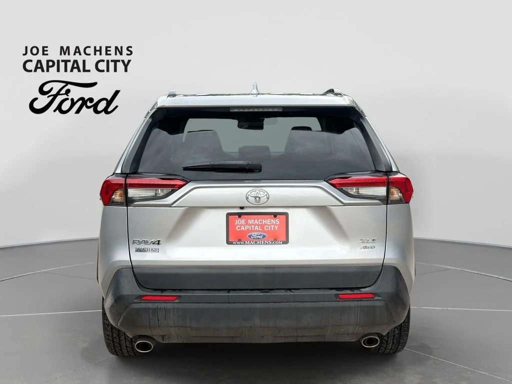 Used 2022 Silver Toyota XLE Premium image 6