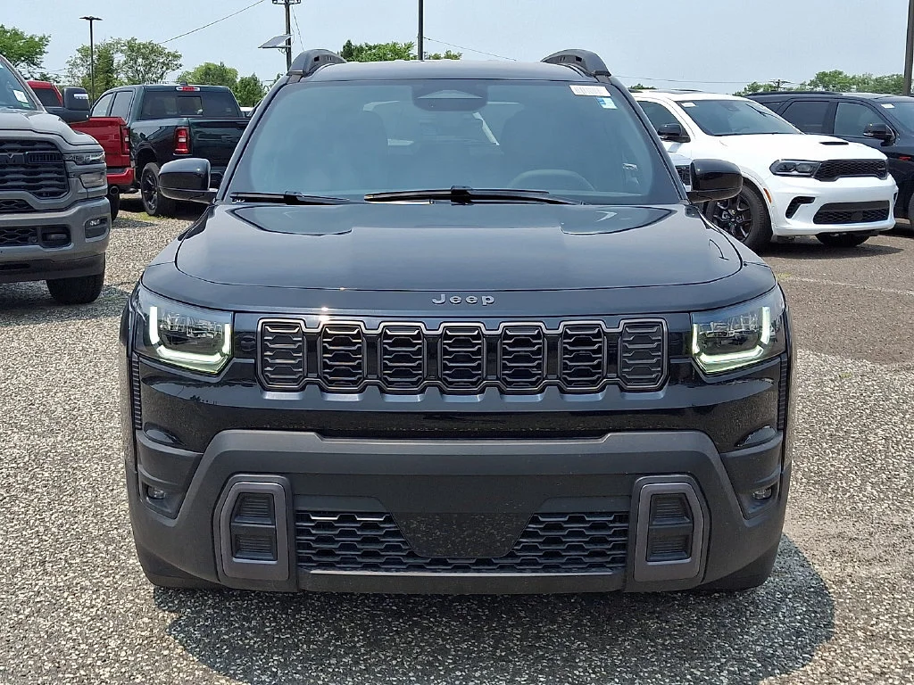 New 2026 Diamond Black Crystal Pearl-Coat Exterior Paint Jeep Laredo image 2