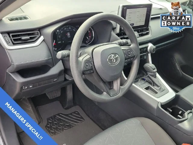 2025 Toyota RAV4 XLE - Photo 16