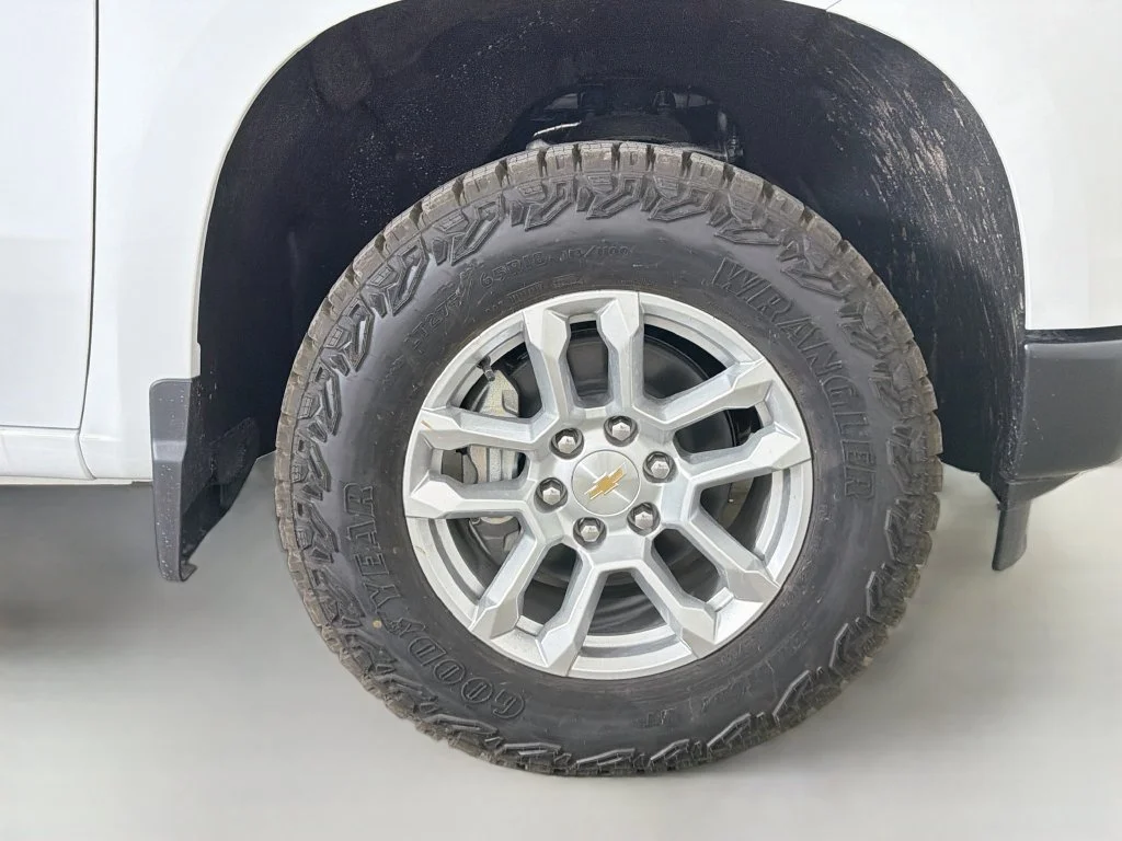 New 2026 Summit White Chevrolet WT image 27