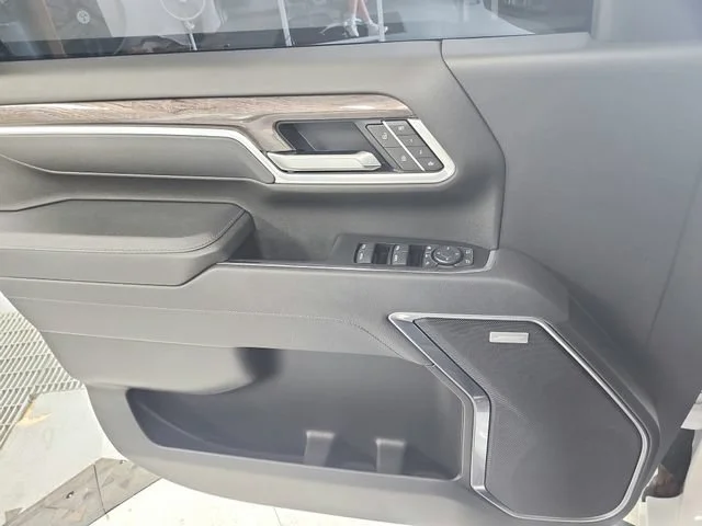Used 2025 Summit White Chevrolet LTZ image 34
