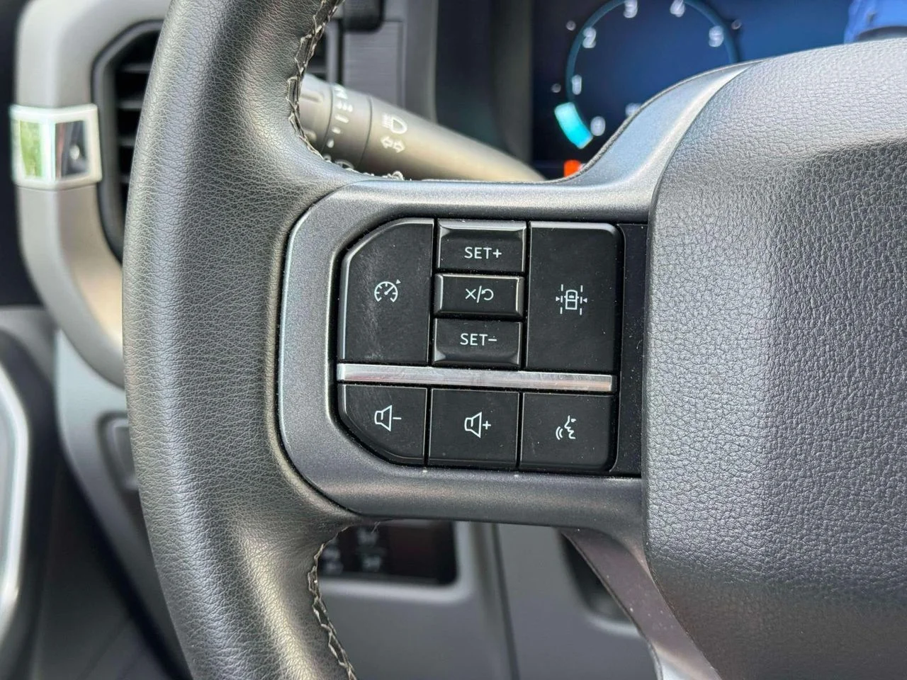 Used 2025 CARBONIZED GRAY METALLIC Ford XLT image 23