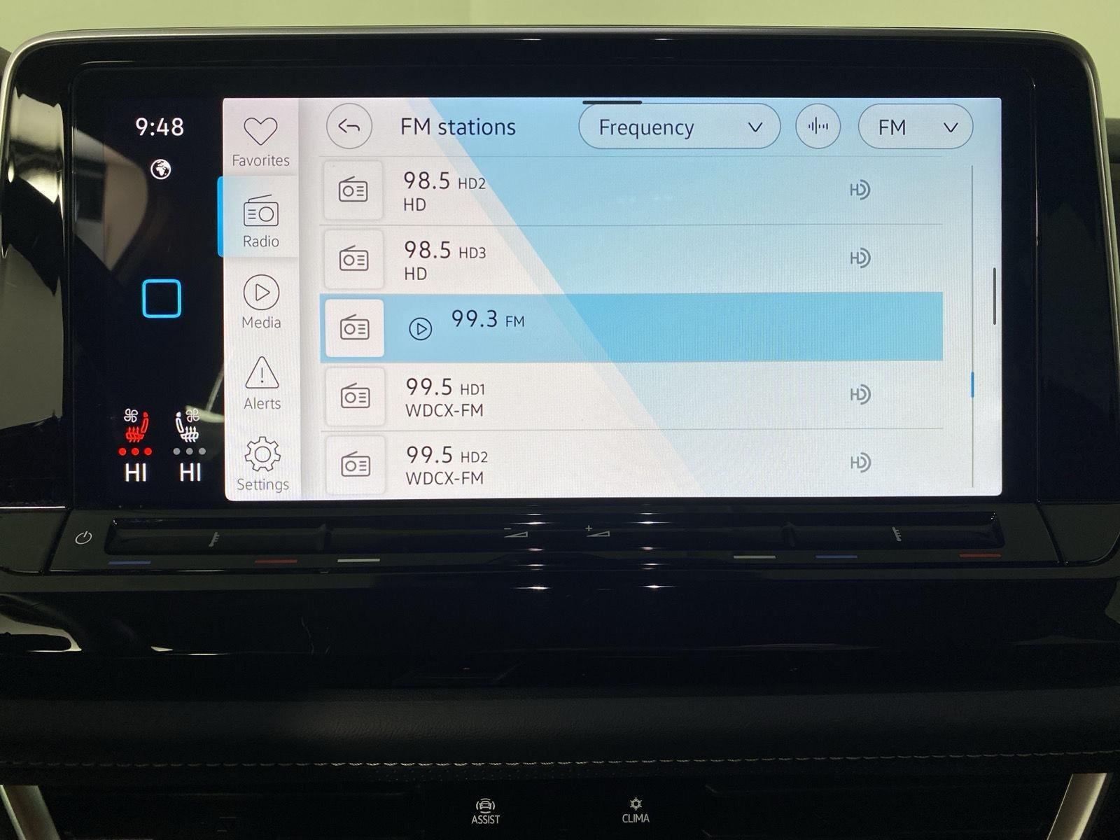 Used 2025  Volkswagen 2.0T SE w/Technology image 4