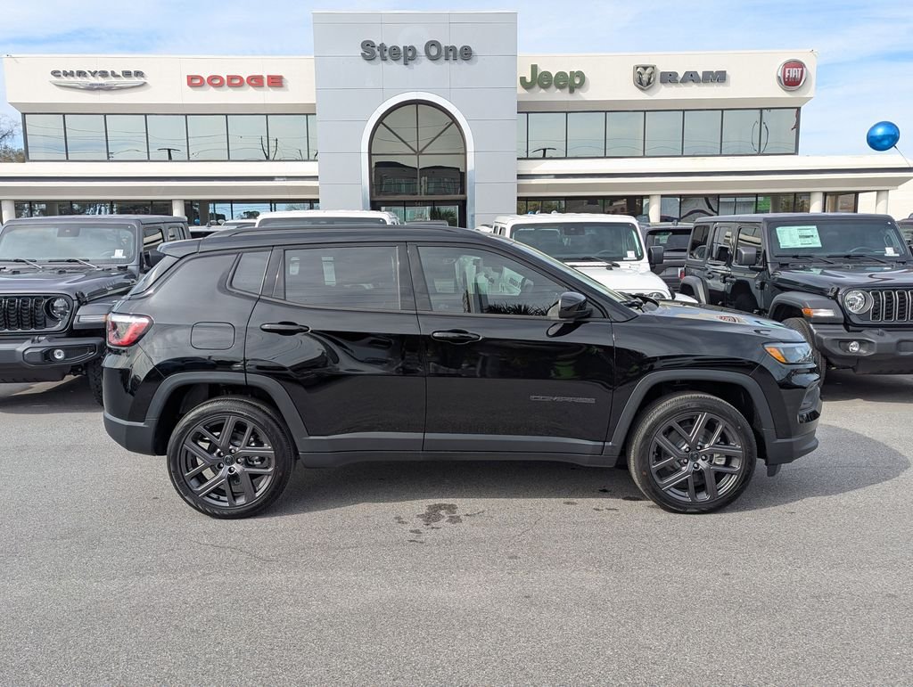 New 2026 Diamond Black Crystal Pearl-Coat Exterior Paint Jeep Latitude image 4