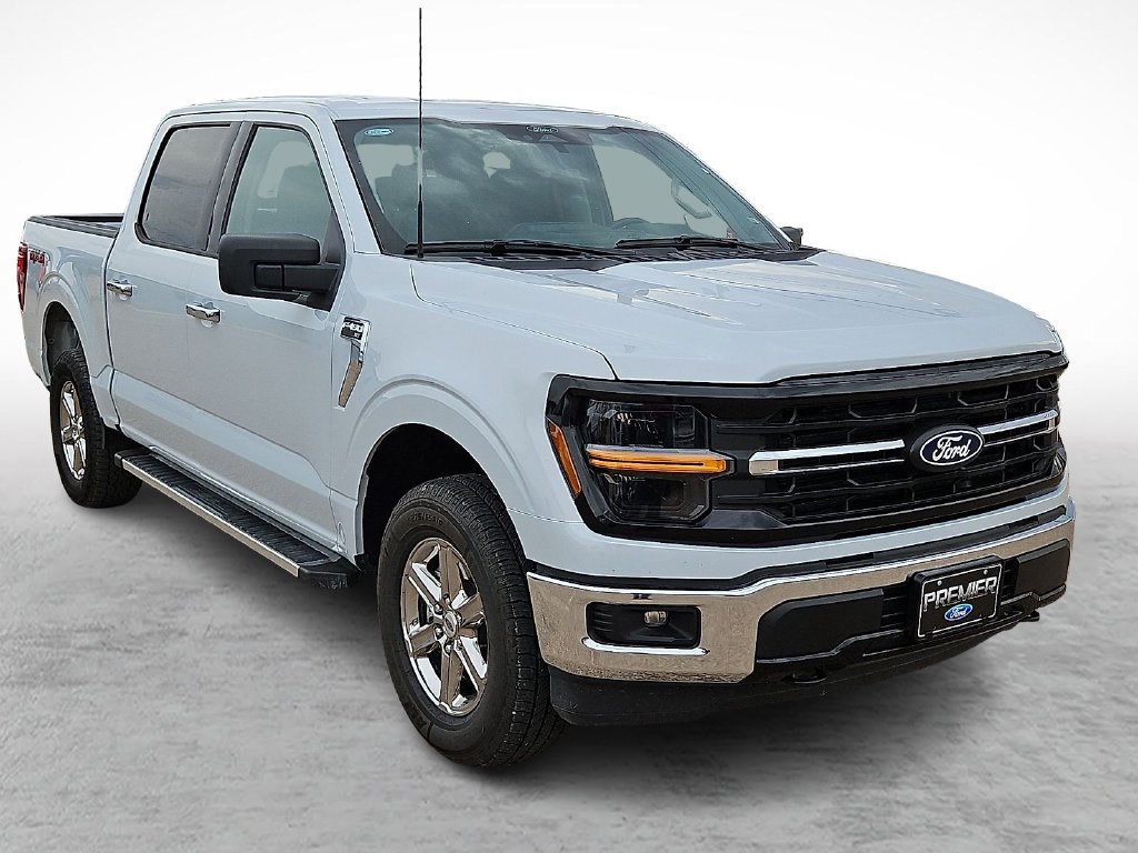 Used 2025 White Metallic Ford XLT image 1