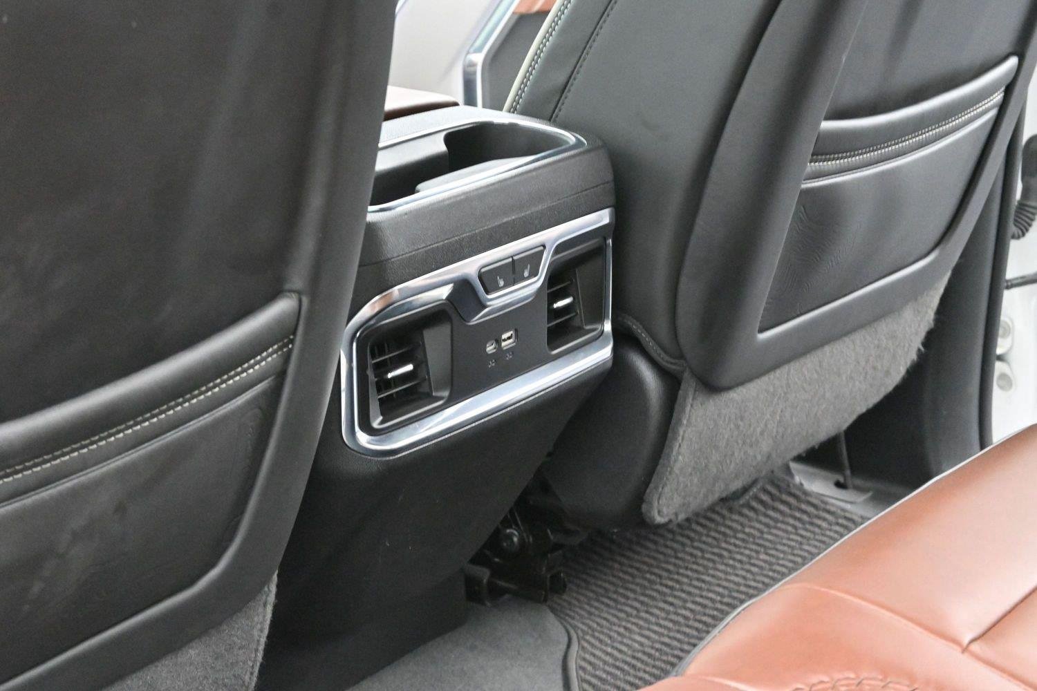 Used 2025 White Frost Tricoat GMC Denali Ultimate image 31