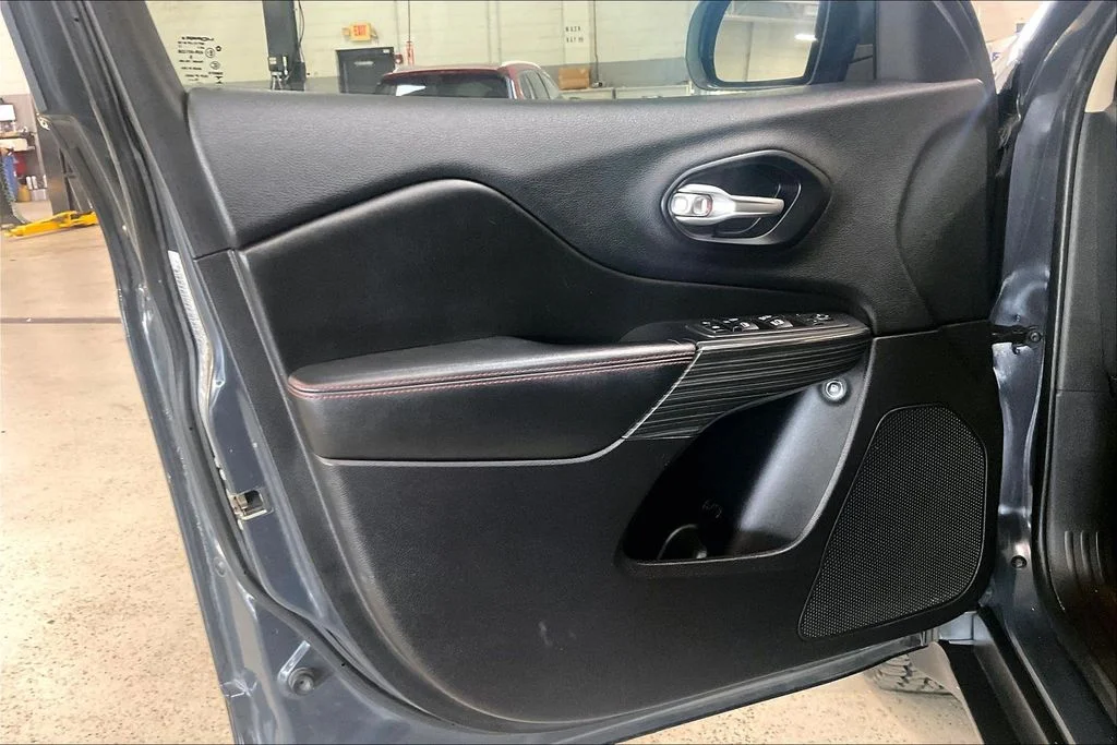 Used 2016 Black Jeep Trailhawk image 23