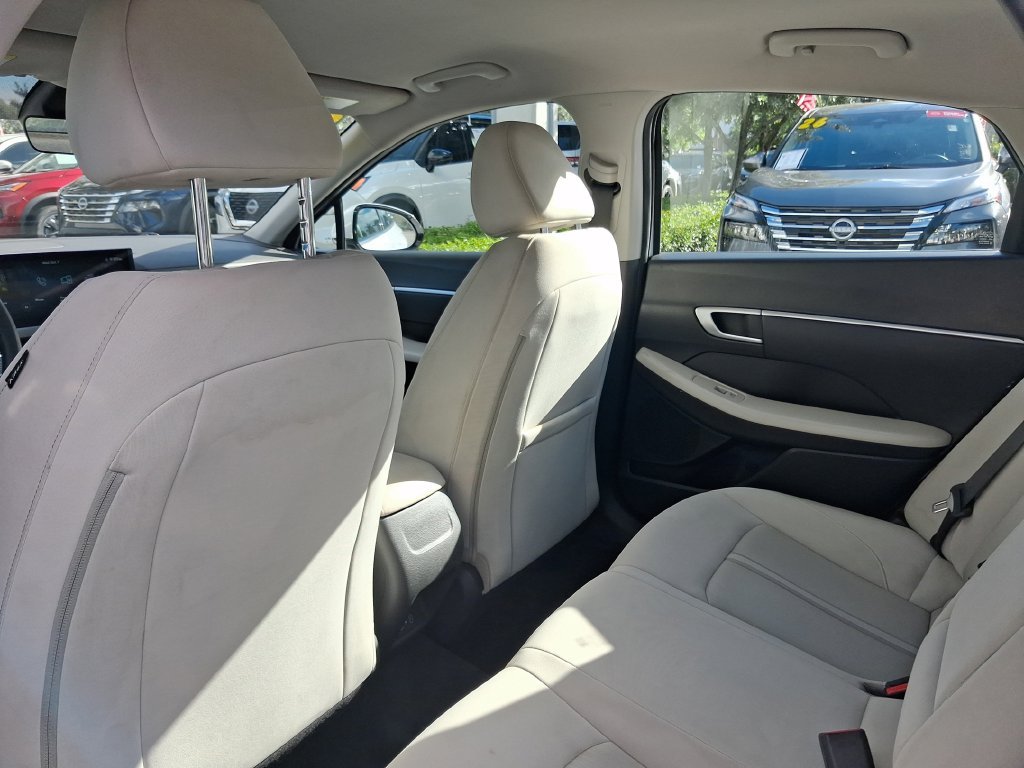 Used 2024 White Hyundai SEL image 13