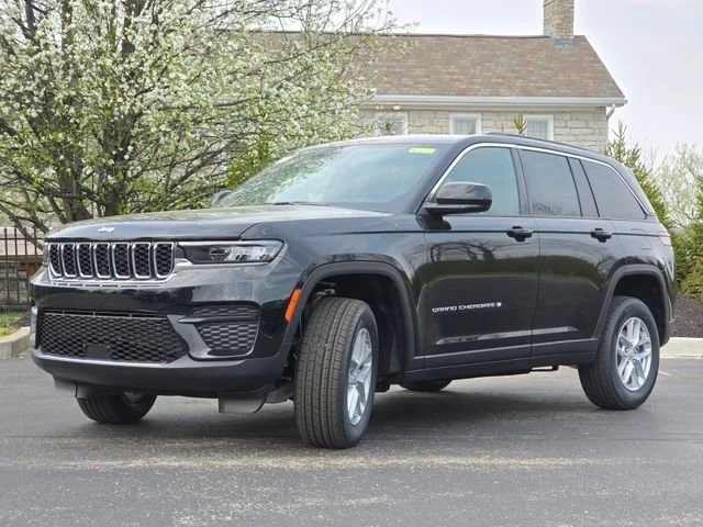 New 2026 Diamond Black Crystal Pearlcoat Jeep Laredo X image 26