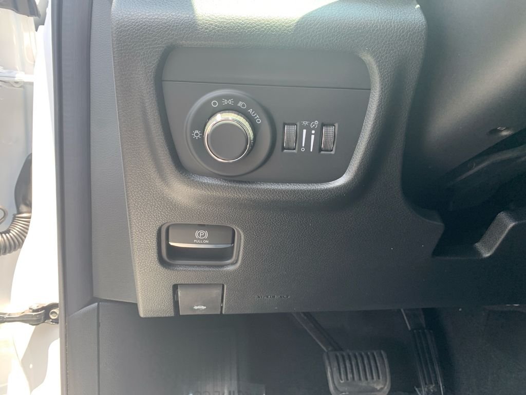 New 2026 Bright White Clear-Coat Exterior Paint Jeep Altitude image 13