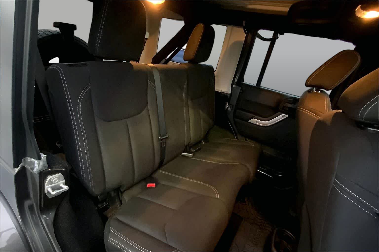 Used 2017 Granite Crystal Met. Clear Coat Jeep Sahara image 19