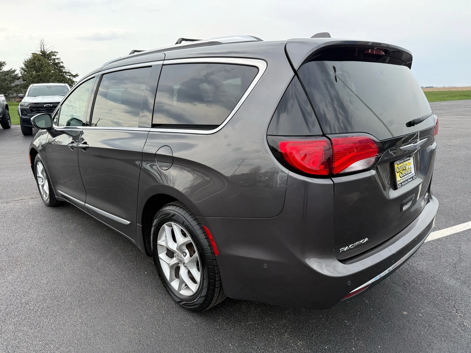Used 2020  Chrysler Limited image 3