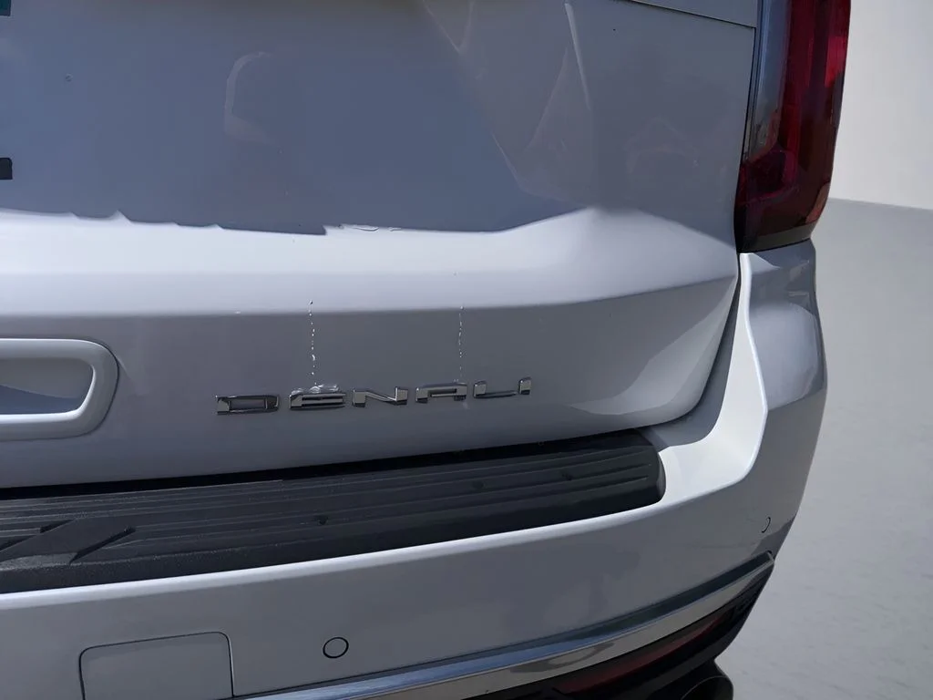 Used 2023 White GMC Denali image 33