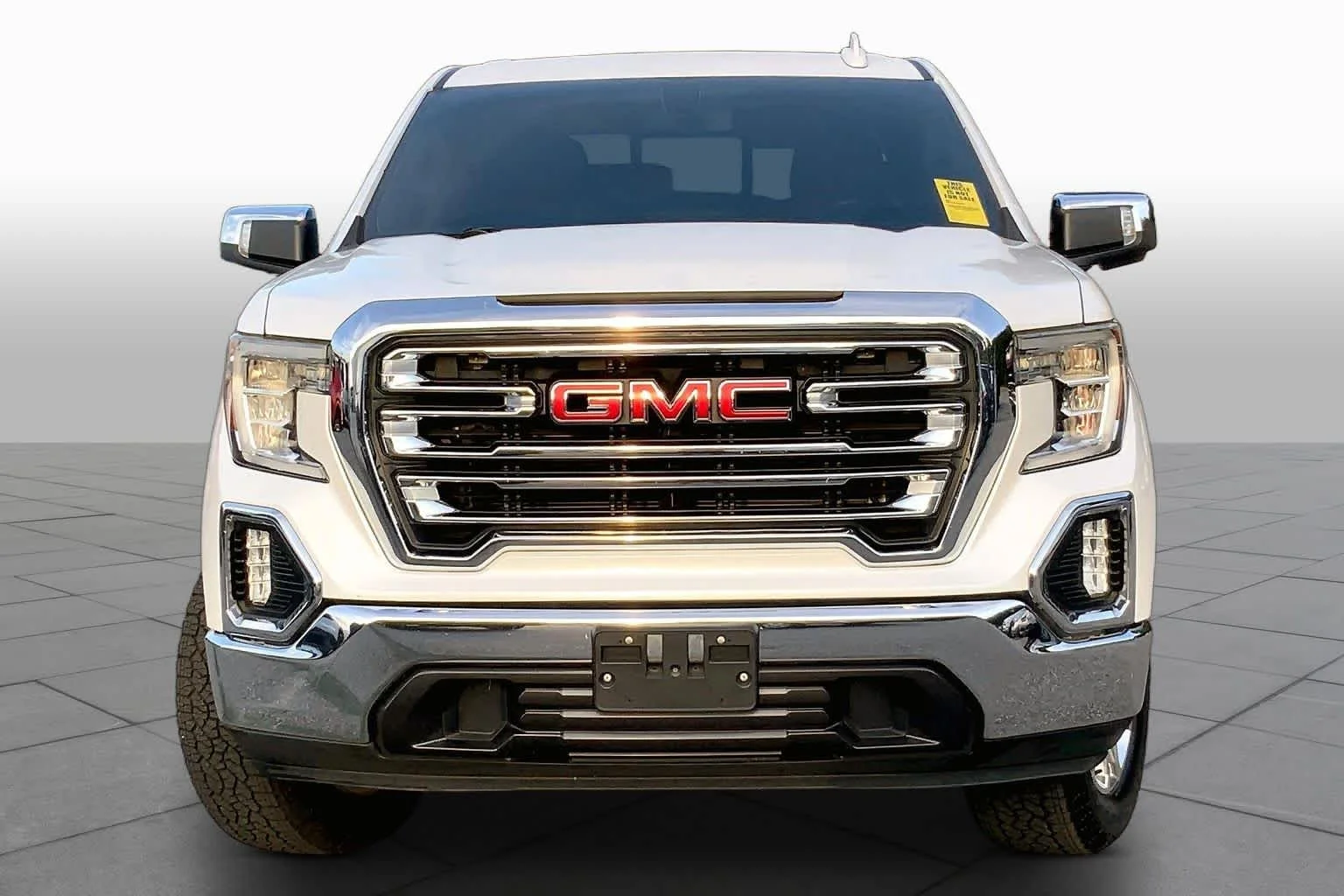 Used 2019 White Frost Tricoat GMC SLT image 4