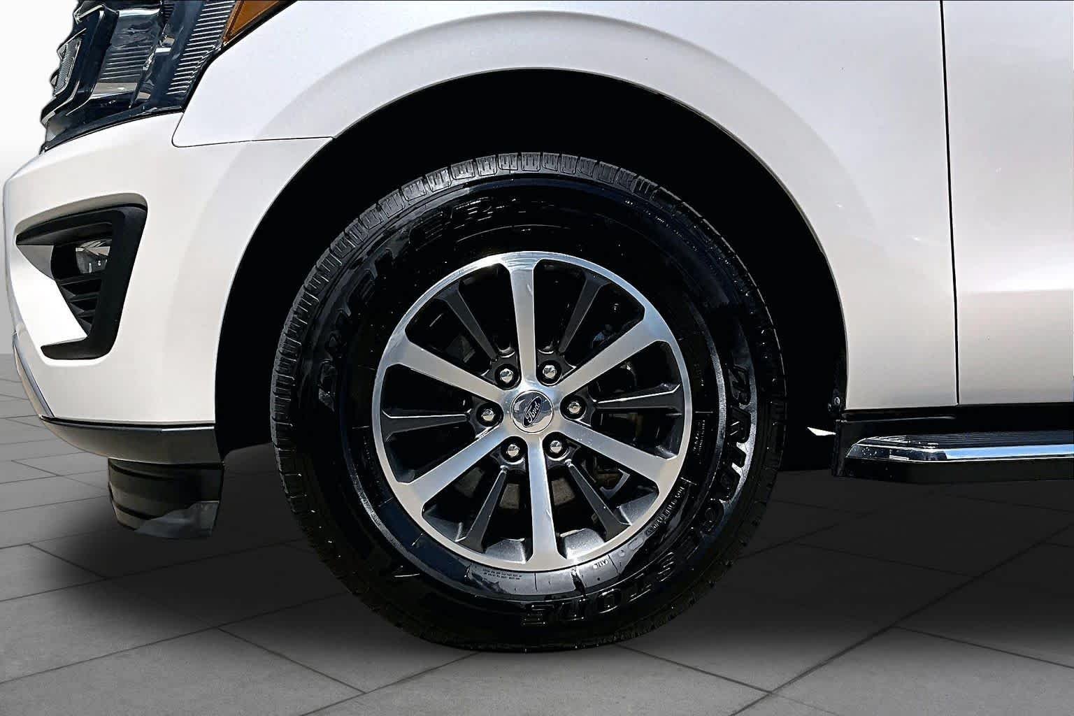 Used 2018 White Platinum Metallic Tri-Coat Ford XLT image 11