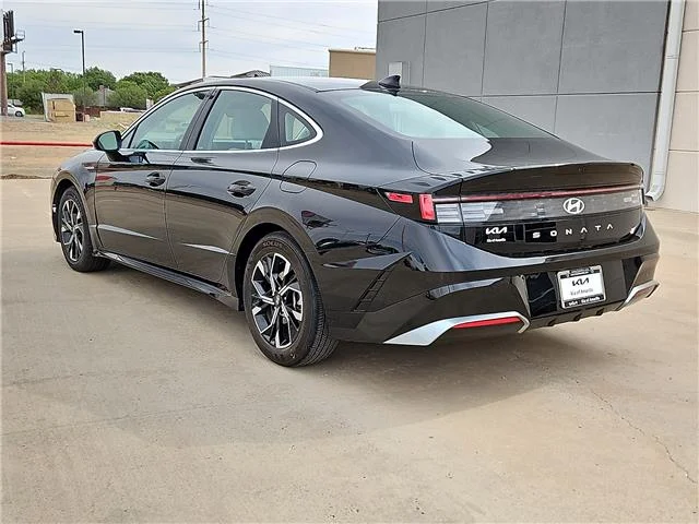 Used 2025 Black Hyundai SEL image 2