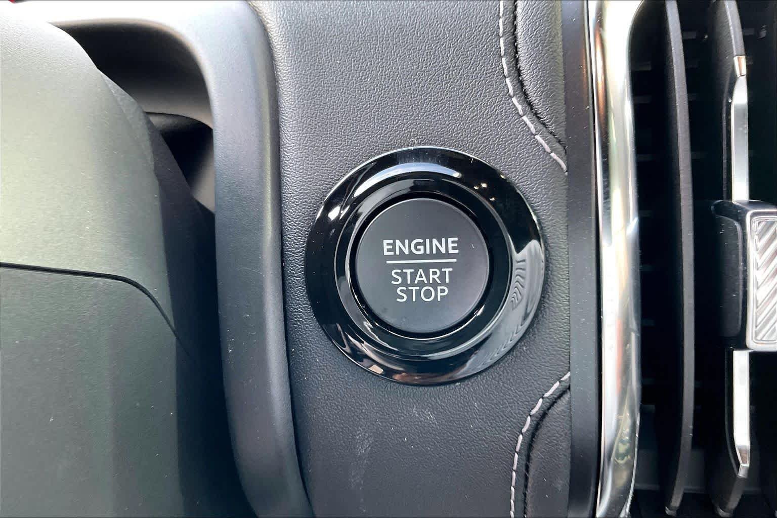 New 2026 Star White Metallic Tri-Coat Ford Platinum® image 15