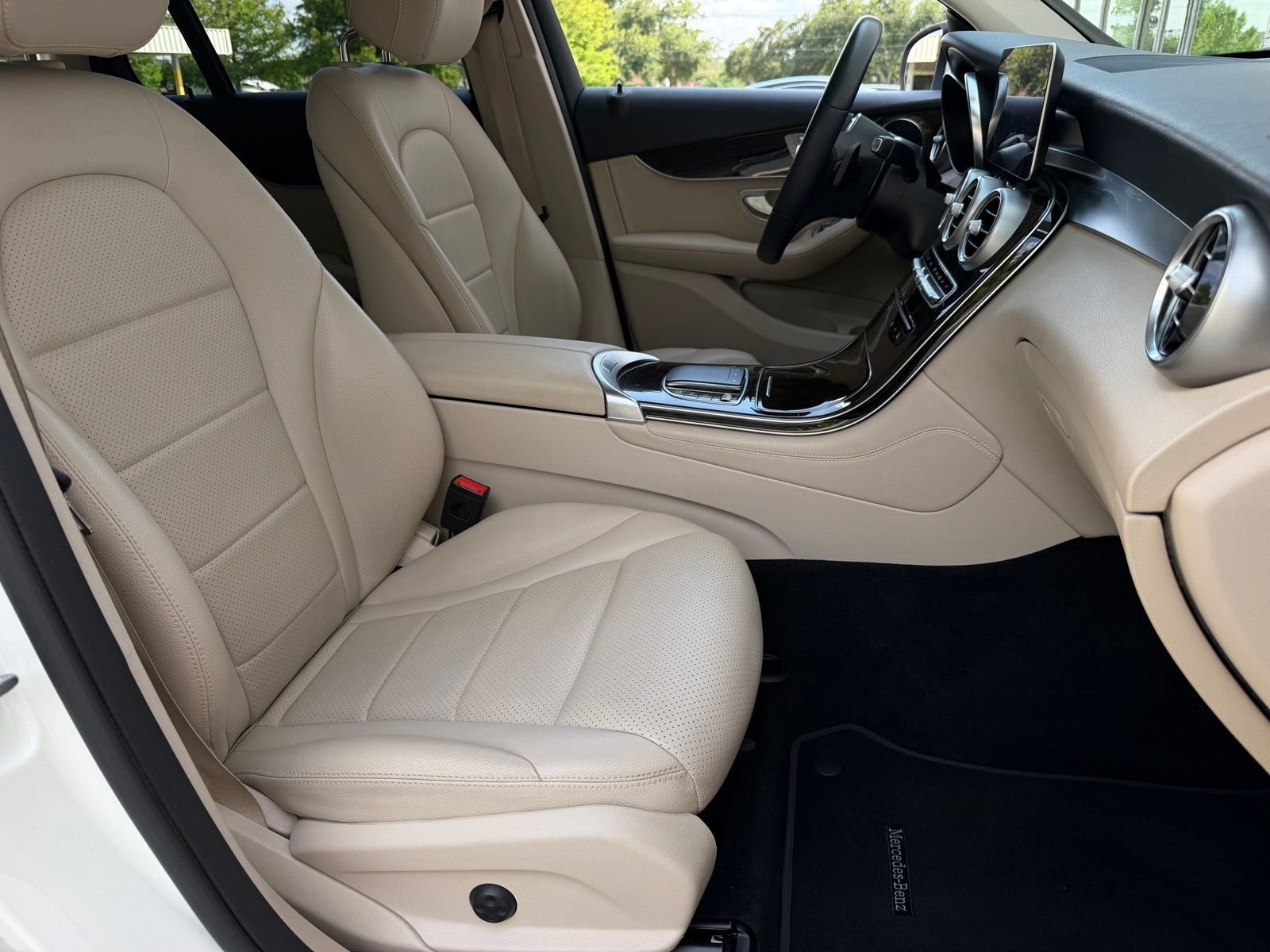 Certified Used 2021  Mercedes-Benz GLC 300 image 15