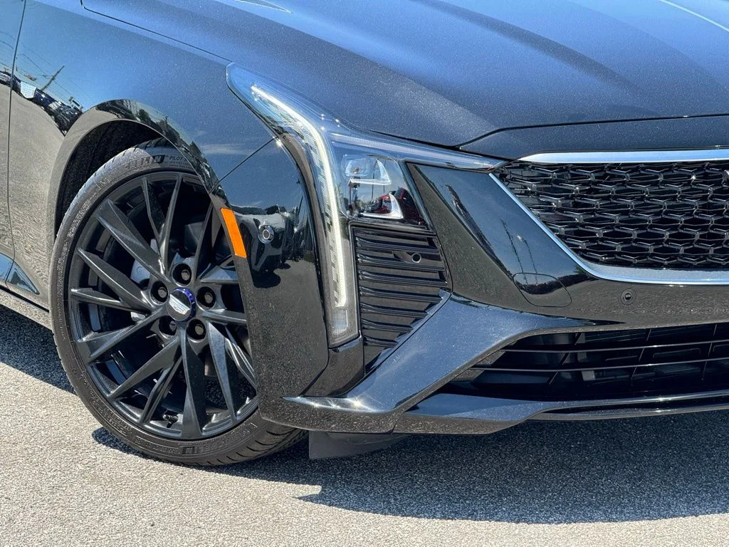 Used 2025  Cadillac Premium Luxury image 11