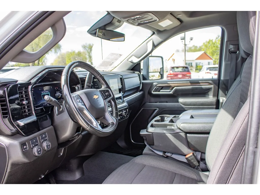 Used 2025 SUMMIT WHITE Chevrolet LT image 24