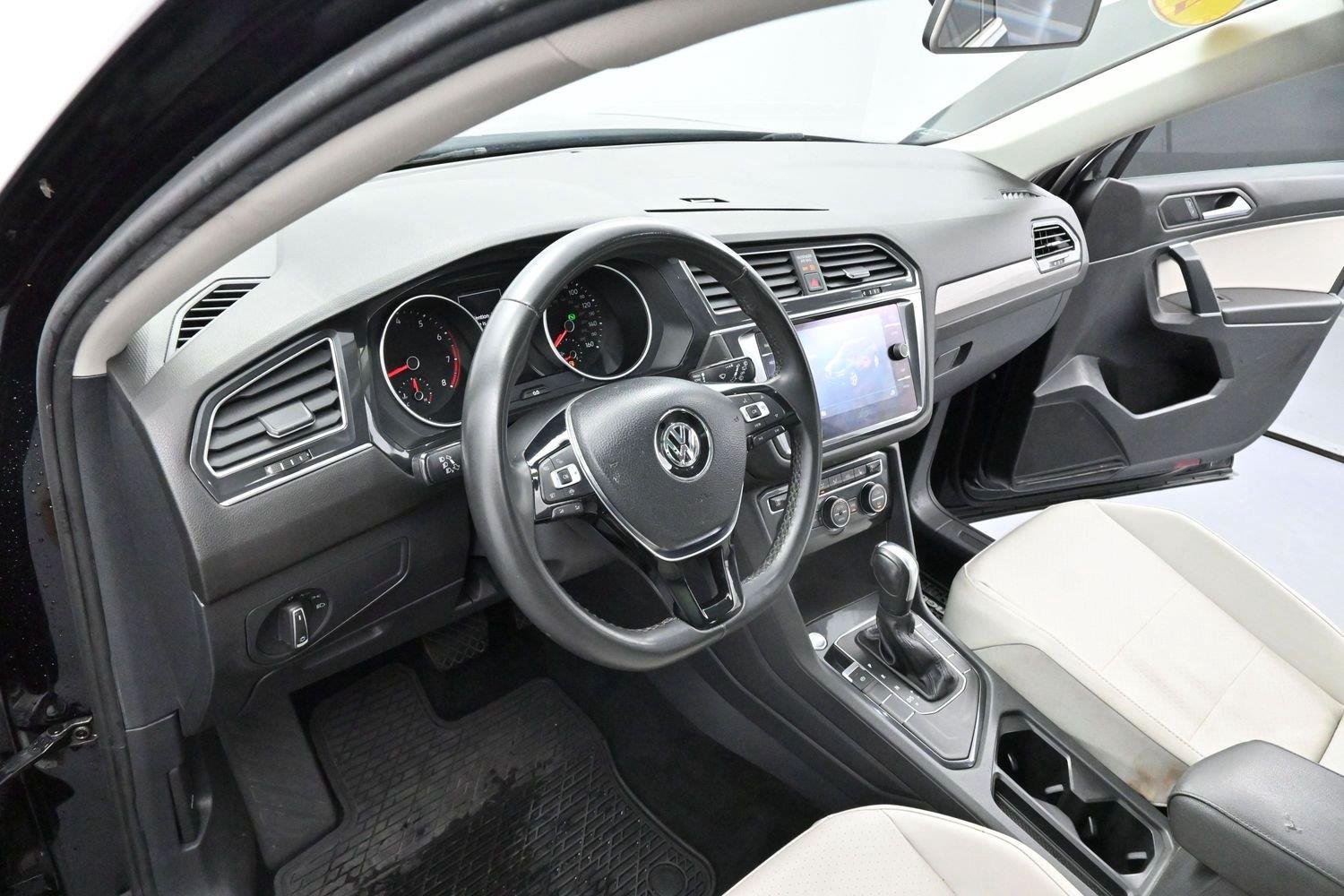 Used 2020 Deep Black Pearl Volkswagen SE image 13