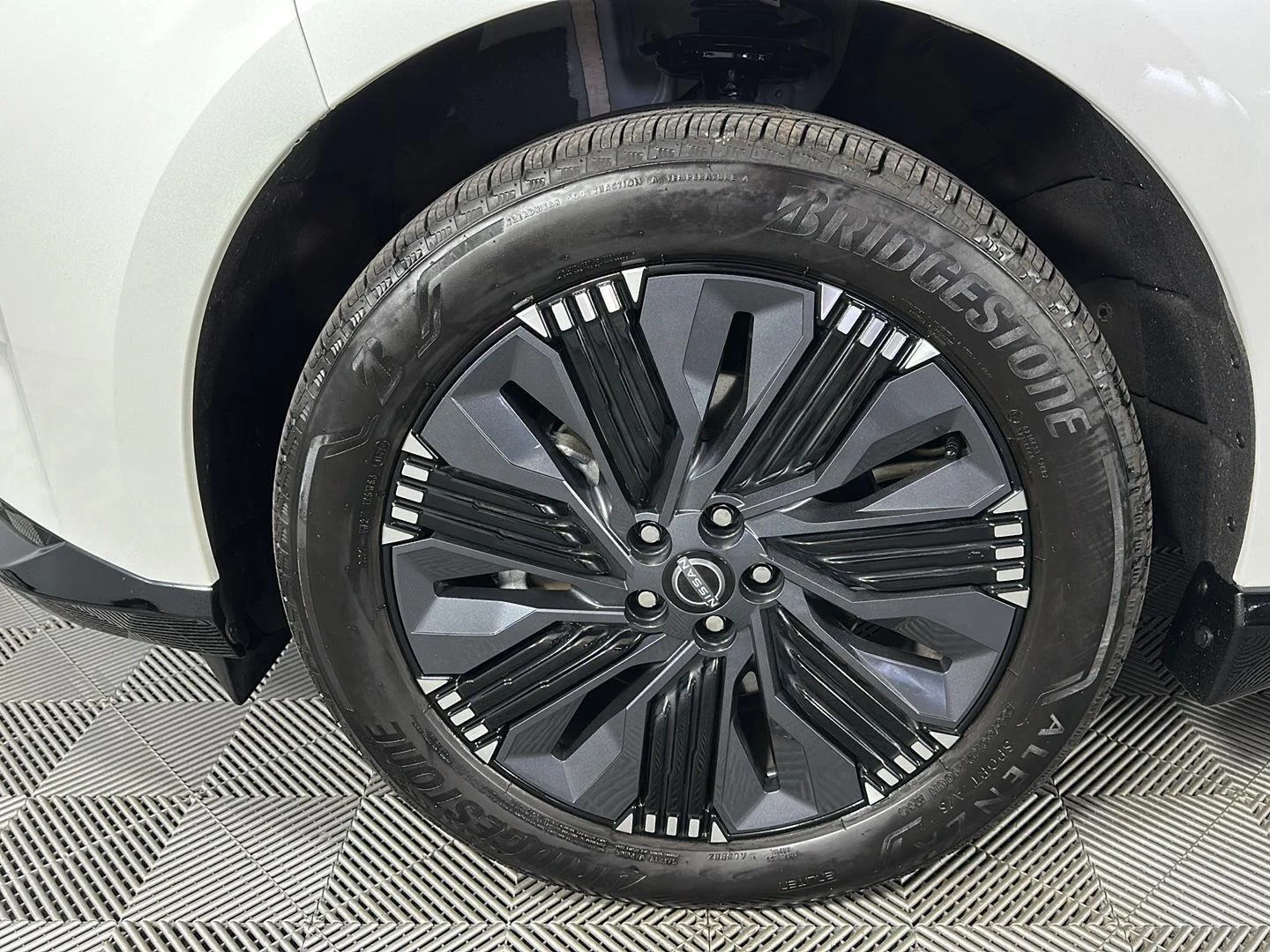Used 2025 Everest White Pearl Tricoat/Super Black Nissan Platinum image 7