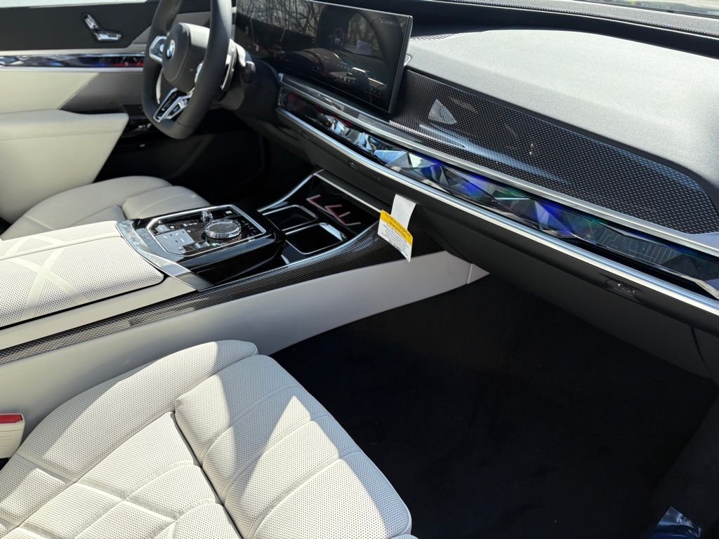 2025 BMW 7 Series 760i - Photo 18