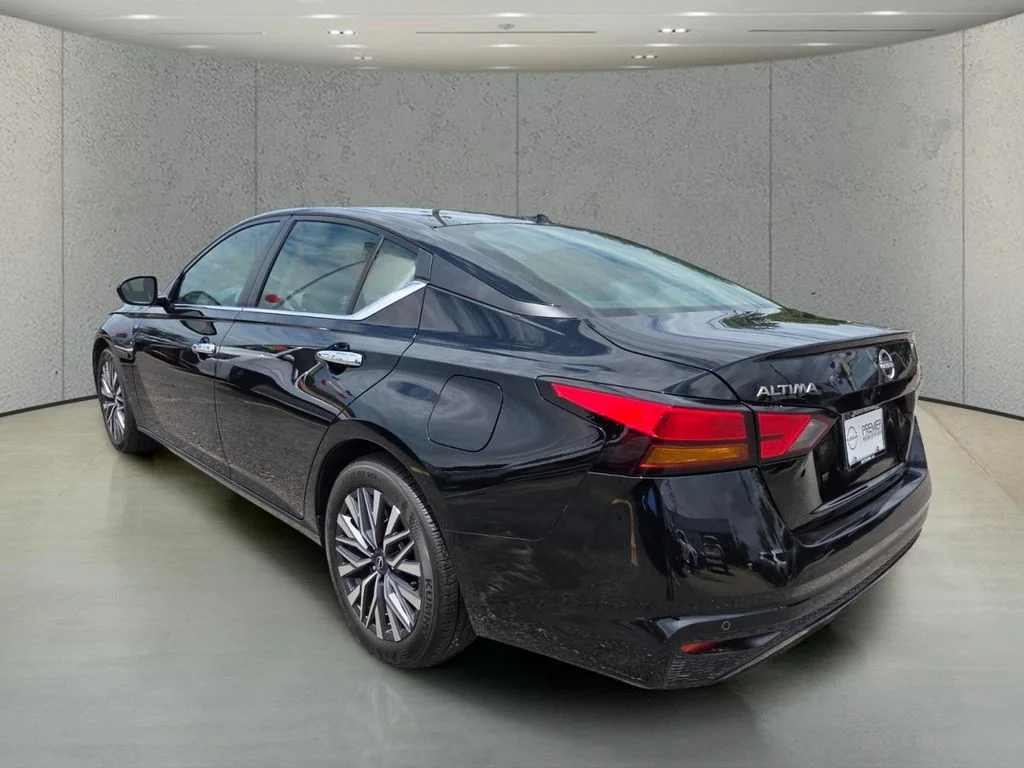 Used 2025 Black Nissan 2.5 SV image 3