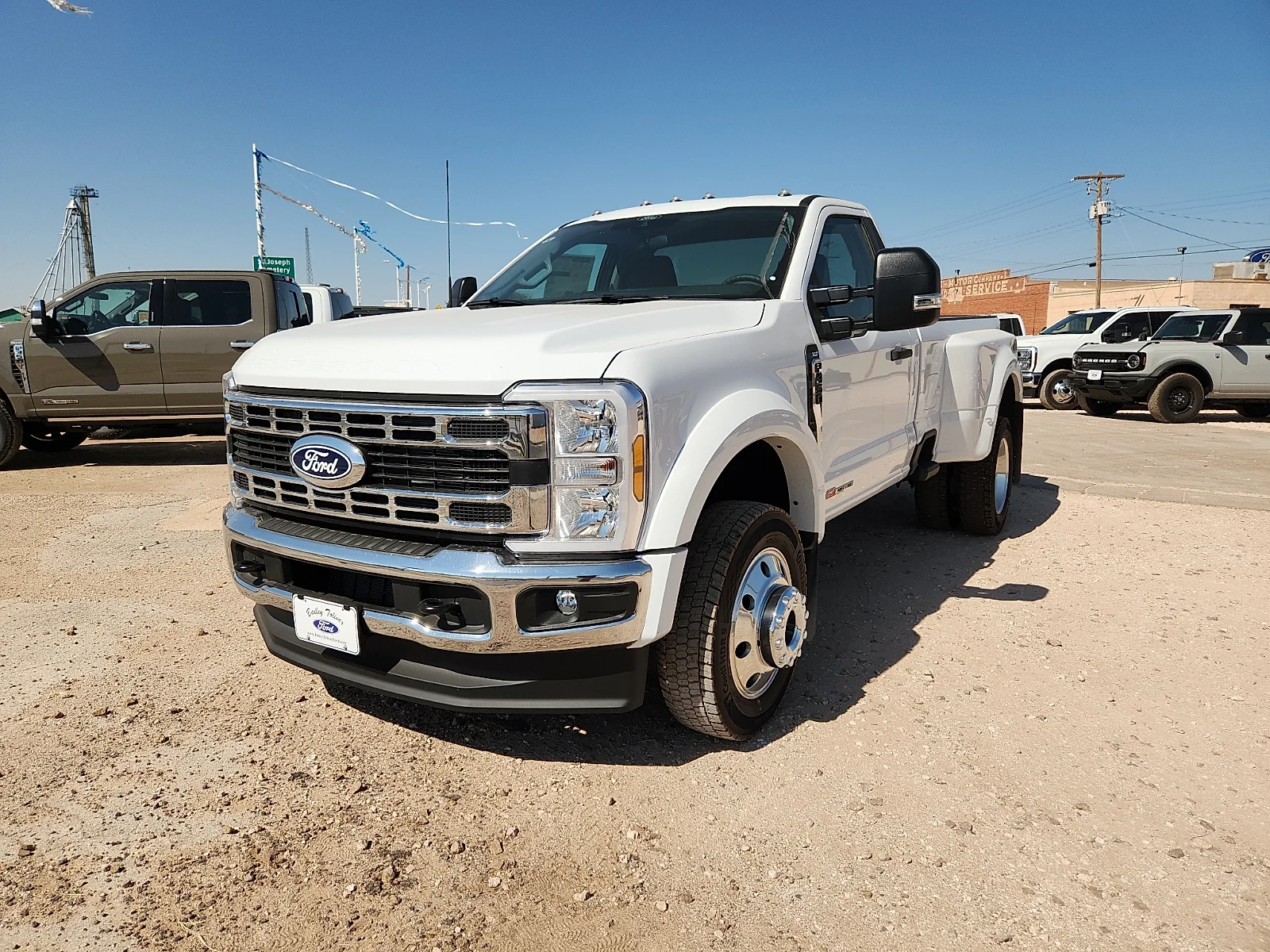 New 2027 Oxford White Ford XLT image 3