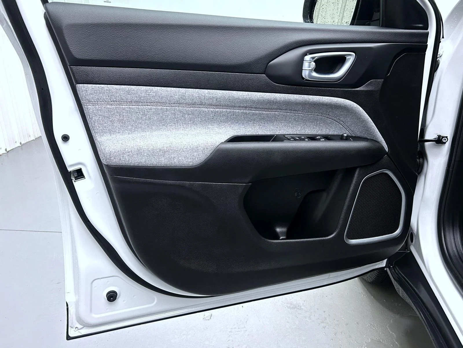 Used 2024 White Jeep Latitude Lux image 9