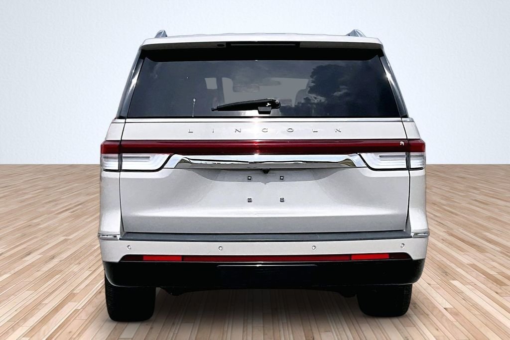Used 2022 White Lincoln Reserve image 4