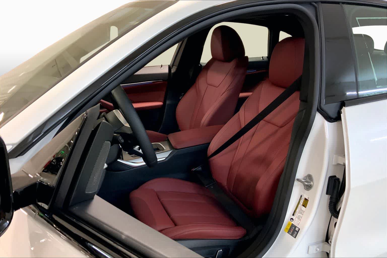 New 2026 Mineral White Metallic BMW xDrive40 image 9